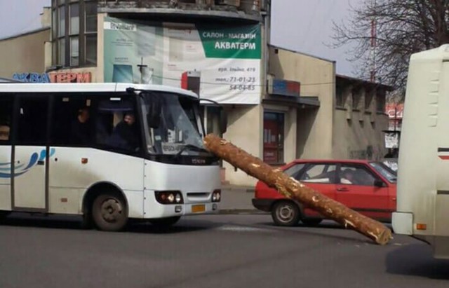 Бревно с лесовоза попало в лобовое окно маршрутки