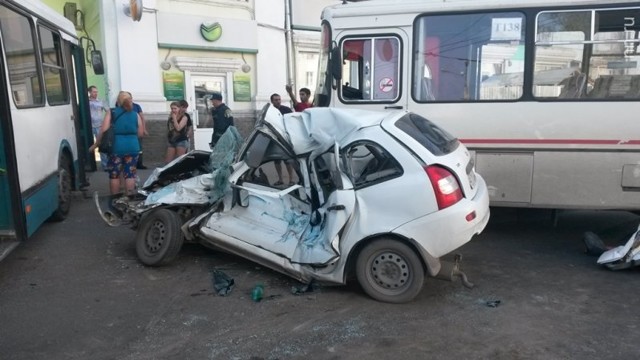 Авария дня. В Нижнем автобус снес остановку и врезался в легковушку