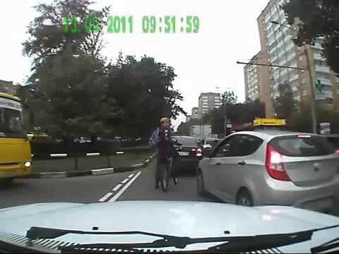 Велосипедист проучил курицу за рулем