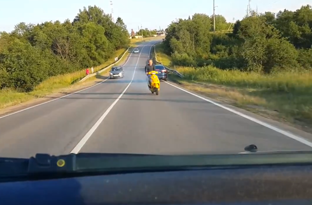 Скутерист из отряда самоубийц!