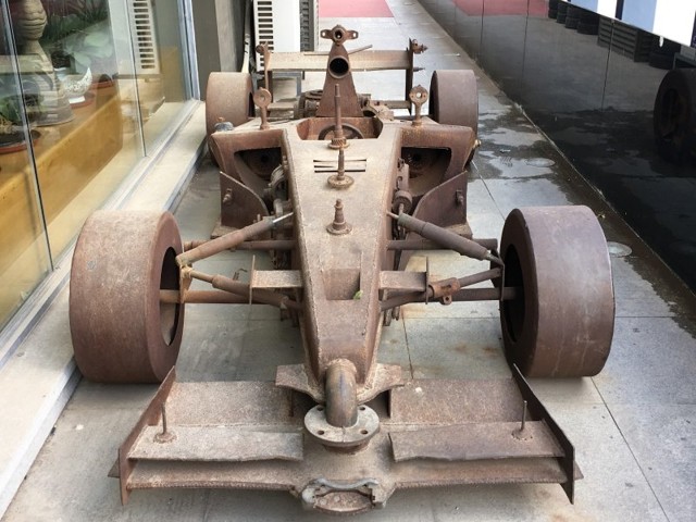 Болид Формулы-1 из металлолома в масштабе 1:1