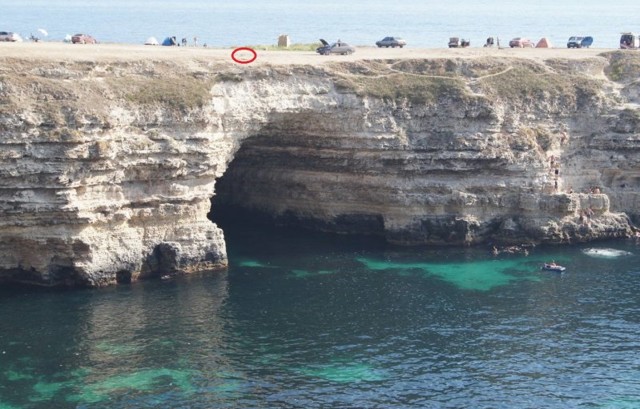 В Крыму автомобиль завис в скале над морем