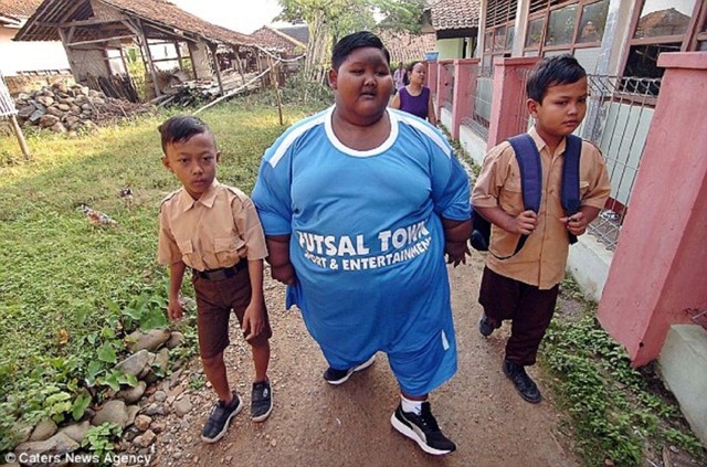 Самый толстый мальчик в мире наконец-то сумел дойти до школы