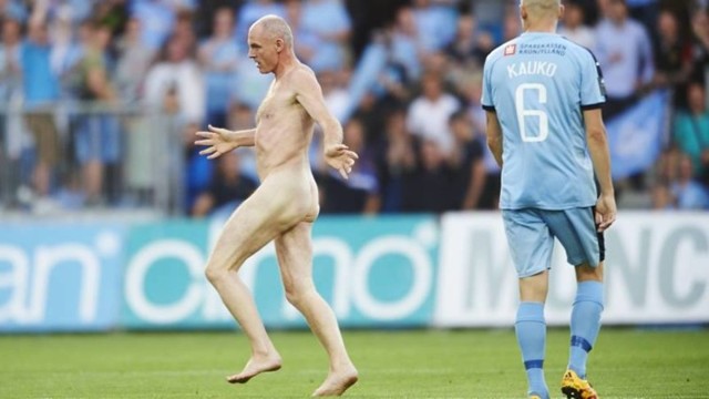 Голый футбол!