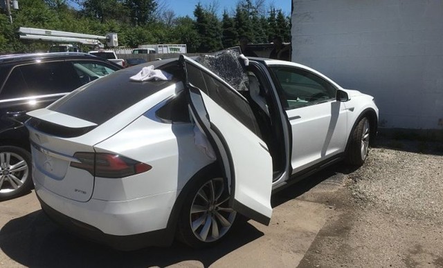 Владелец Tesla Model X забыл закрыть заднюю дверь, когда выезжал из гаража