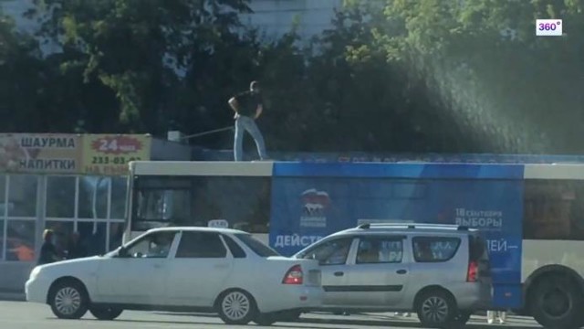Драка с водителем  на крыше автобуса