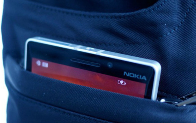 Первые в мире брюки, способные заряжать смартфон