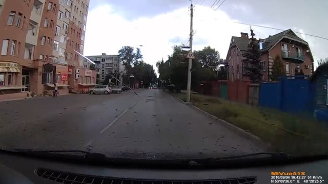 Девушка-водитель чудит на дороге