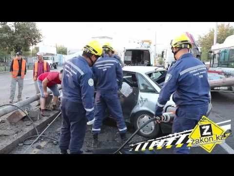 Отбойник пронзил насквозь Audi 80 в Алматы