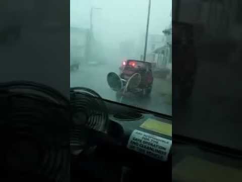 Почтальон доставляет почту во время урагана