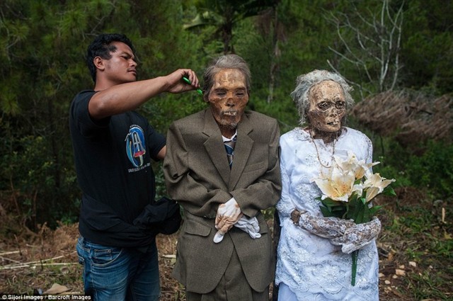 Фестиваль Манене, во время которого индонезийцы раскапывают из могил тела умерших родственников