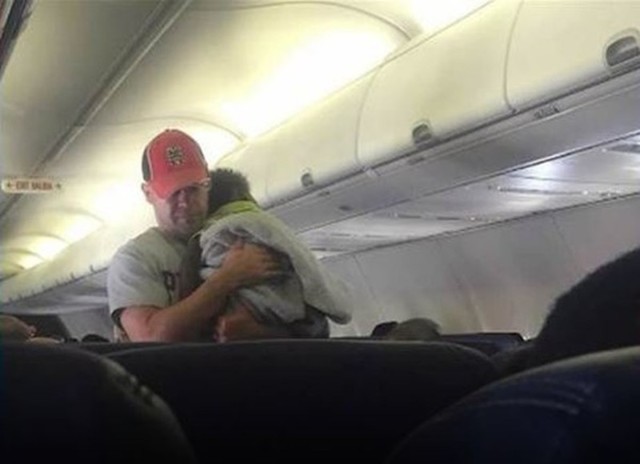 Супер-папа в действии. Этот незнакомец просто взял и убаюкал плачущего малыша