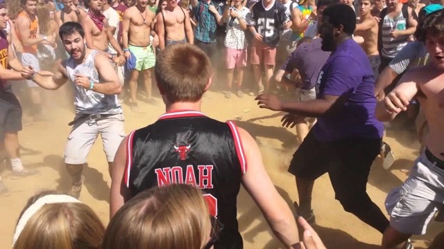 Как танцуют на концертах тяжелой музыки