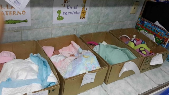 Жертвы экономической катастрофы: в венесуэльской больнице новорожденных кладут в картонные коробки