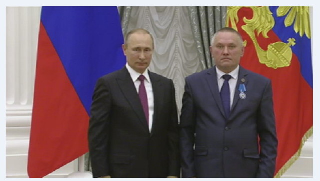 Путин вручил орден Почёта электрику, спасшему девочку при падении с 8-го этажа