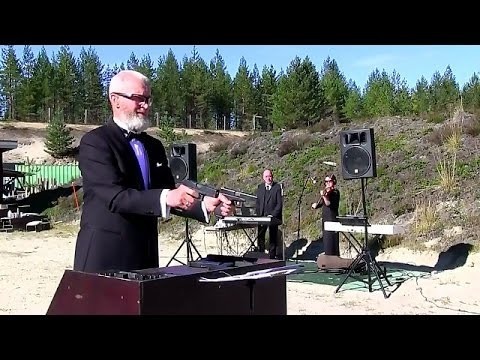 Виртуозная стрельба из пистолета по нотам