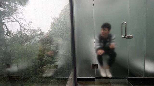 В Китае открылся стеклянный туалет с видом на экопарк