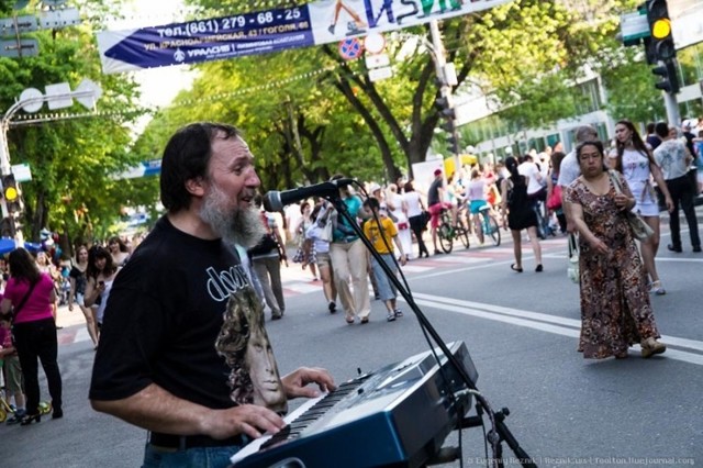 В Краснодаре уличного музыканта арестовали после выступления за "организацию скопления людей"