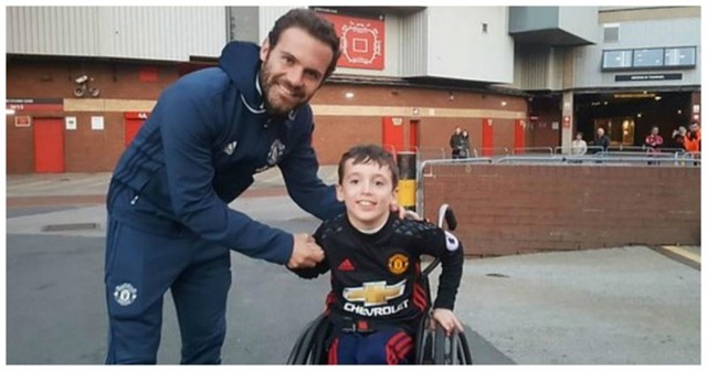 Футболист задержал свой клубный автобус, чтобы сфотографироваться с маленьким фанатом в инвалидной коляске