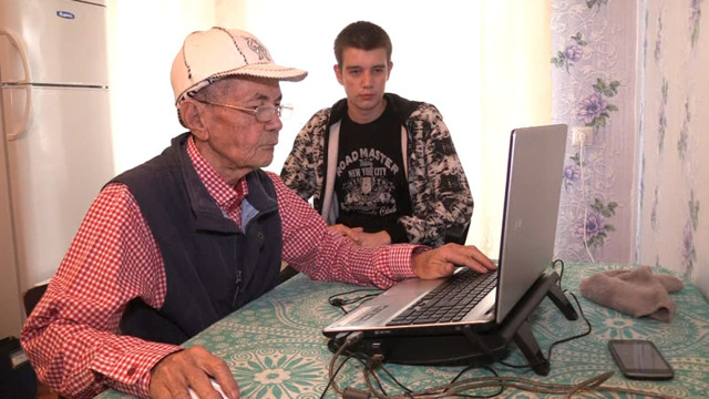 71-летний геймер Аташка из Казахстана играет в CS: GO и ведёт стримы на YouTube