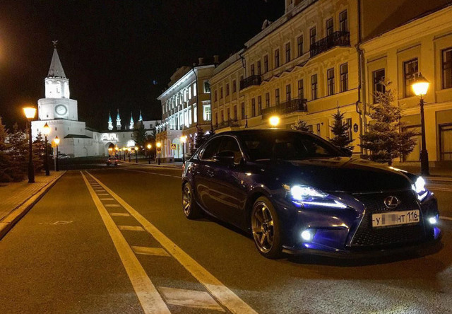 Уличный гонщик из Казани взбодрился за рулем своего Lexus