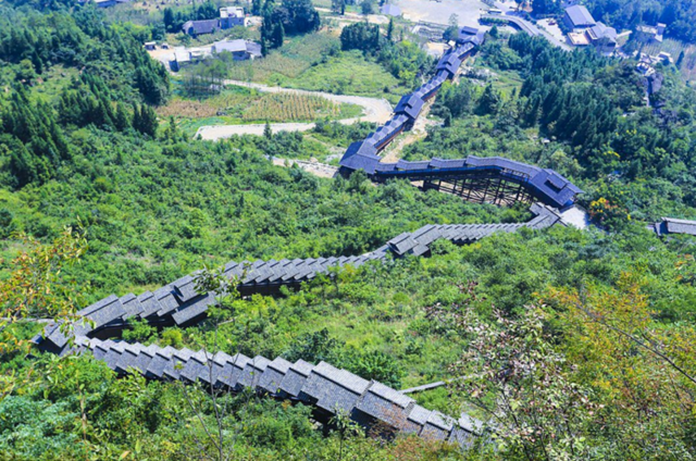  В Китае открылся самый длинный в мире эскалатор