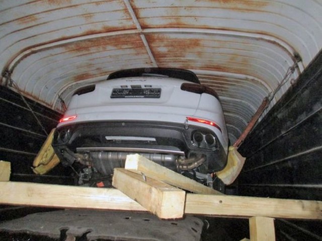 Четыре Porsche Cayenne попытались перевезти через границу