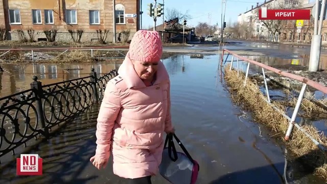 Ирбитские дети ходят по заборам. Местные жители мостят тротуары подручными средствами