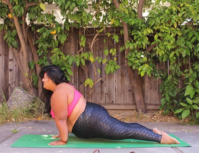 Эта полненькая йогиня — самый вдохновляющий человек на свете!