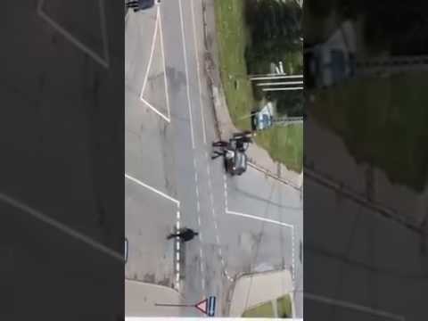 Пьяный на BMW протаранил девять автомобилей в Риге, Латвия 