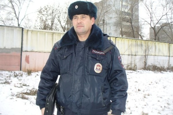 Омский полицейский спас щенков с помощью масла и веревки
