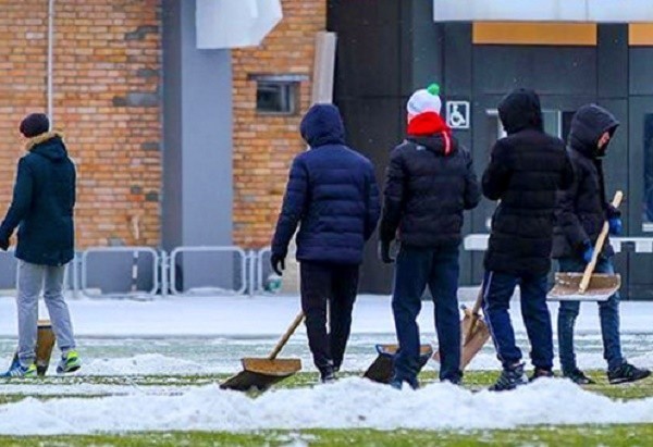 Фанаты «Луча» и «Кубани» расчистили поле к игре во Владивостоке