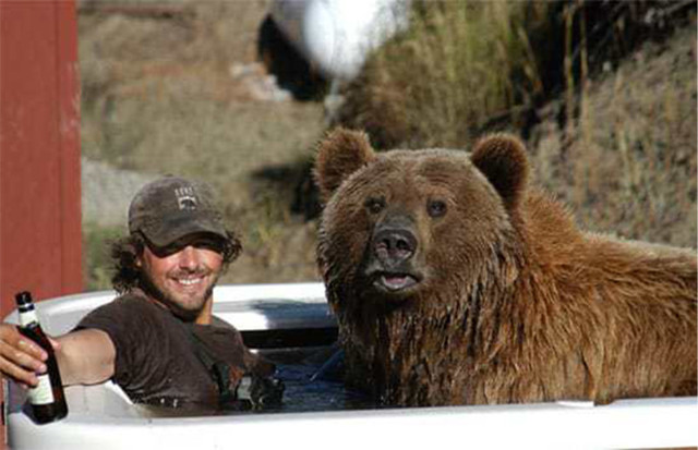 Человек и медведь - история о дружбе