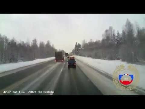 Фуровода на МАЗе выкинуло на встречную полосу на Хендэ с детьми