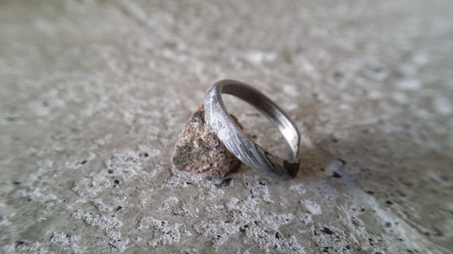 Парень подарил своей девушке обручальное кольцо, которое он сам сделал из куска метеорита
