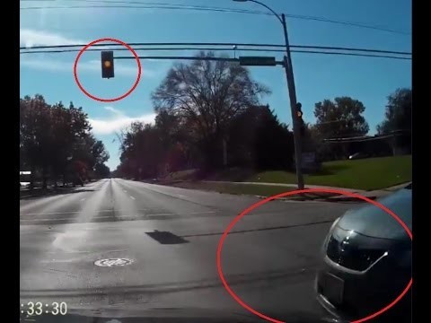 Оба водителя проехали на желтый  светофор