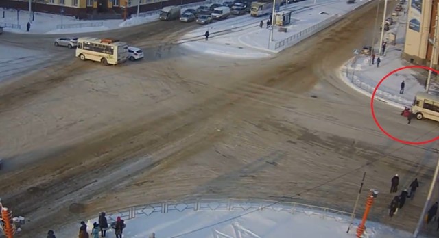 В Кемерово водитель автобуса снес толпу пешеходов