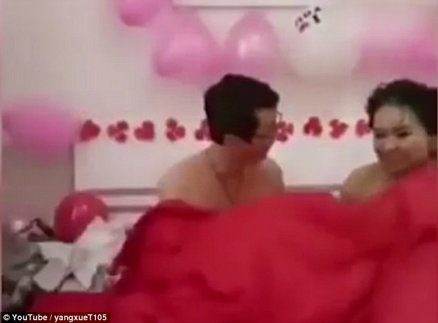 Гости на китайской свадьбе заставили жениха и невесту раздеться и совокупиться