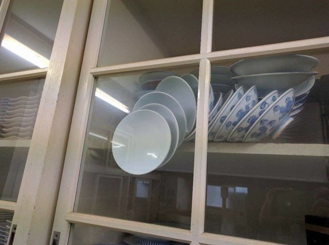 Как безопасно открыть буфет не разбив тарелки?