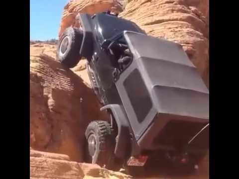 Джип карабкается на отвесную скалу
