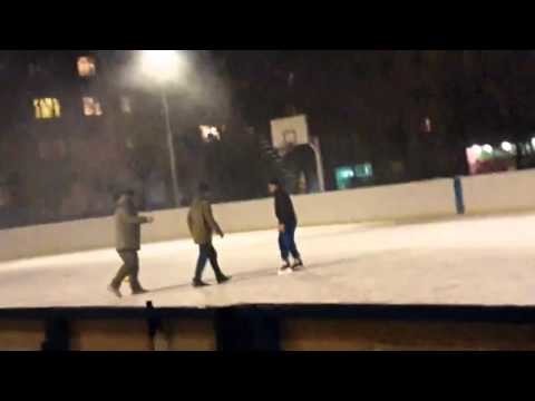 Драка на катке. Мужик красава