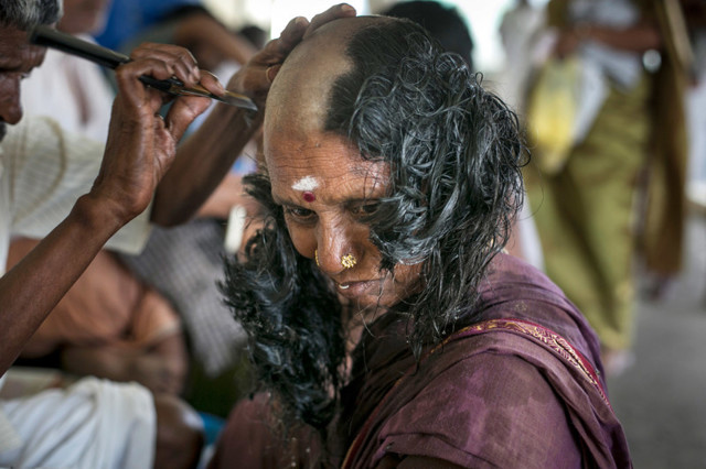 Во имя религии: как индианки бреются налысо и жертвуют волосы