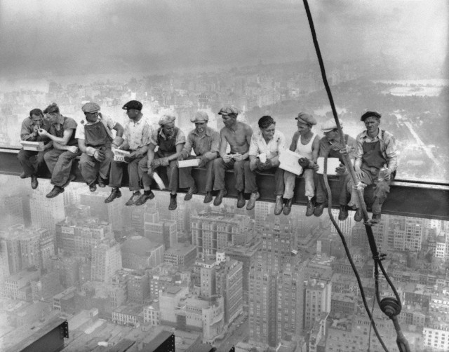 12 из сотни наиболее влиятельных фотографий в истории человечества