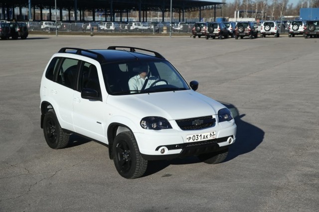 Черно-белая Chevrolet Niva Special Edition