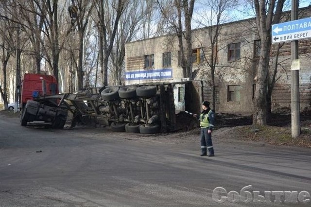  В Каменском перевернулся грузовик с фекалиями, забрызгав сервисный центр МВД