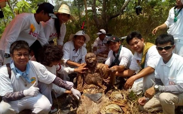 В Таиланде откопали отлично сохранившуюся мумию