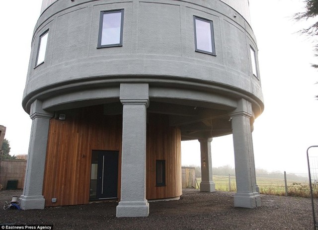 Мужчина создал дом мечты из старой водонапорной башни
