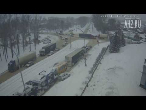 Авария  в Кемерово с участием школьного автобуса и автовоза