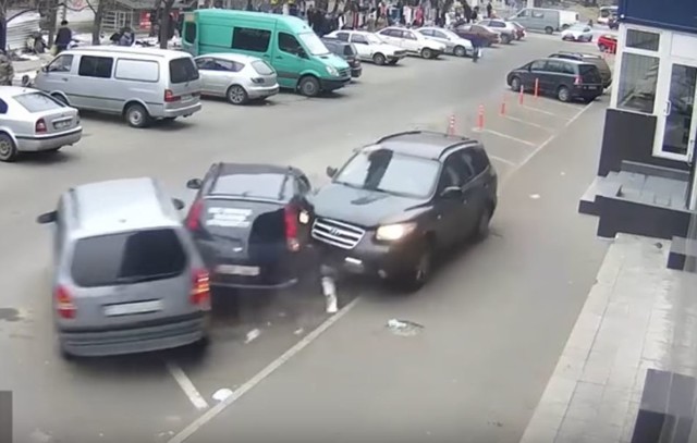 Угнал автомобиль и разбил три припаркованных авто