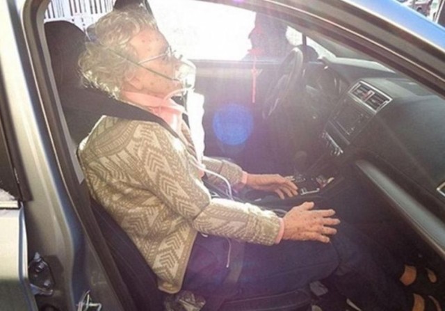 Полицейские разбили окно машины, чтобы спасти замерзшую старушку